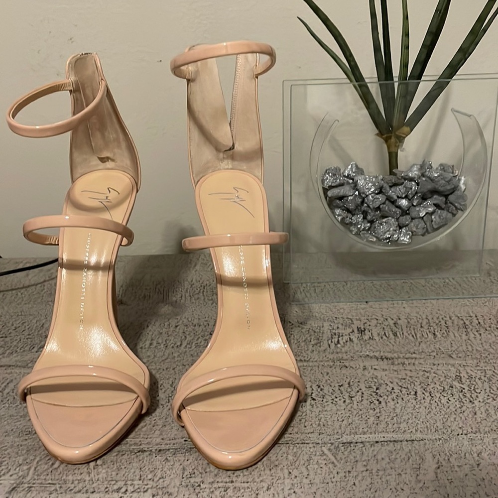 Super cute size 40 1/2 Giuseppe Zanotti Harmony patent leather